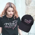 Schwarze Baumwoll-Basecap und passendes T-Shirt mit rosa thailändischer Bestickung - Schwarz mit rosa Stickerei