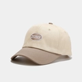 Vista de primer plano del bordado DUNK en la gorra de béisbol bicolor de tela de algodón - Blanco Roto/Caqui Oscuro