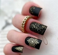 Detalle de uñas postizas largas cuadradas en negro mate con copos de nieve dorados - Estilo Mate Negro Oro de Navidad (CW789)