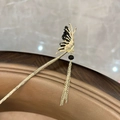 Vista detallada de una horquilla de mariposa dorada con cuentas y borlas largas - Horquilla de Mariposa 3D - Negro