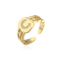 Dettaglio dell'anello dorato con lettera C e pavé di zirconi cubici scintillanti - Lettera C / Aperto Regolabile