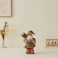 Statuetta di Babbo Natale in piedi con cappotto in pelliccia sintetica marrone e lanterna - 30cm