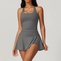 Ensemble de yoga gris foncé avec débardeur dos nageur et jupe de sport à taille haute fendue - S / Gilet + Jupe / Gris Liberté