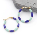 Détail de boucles d'oreilles en bambou doré avec perles d'émail bleu et vert menthe - 31x31MM / Bleu foncé
