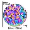 Vista dettagliata di un ciondolo tondo da 3 cm in acciaio inossidabile arcobaleno e misure - Ciondolo / Arcobaleno
