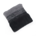 Dettaglio della trama dello scaldacollo in peluche spesso con sfumatura grigio-nera - Scaldacollo a blocchi di colore sfumato grigio (A)
