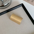 Dettaglio di un fermaglio dorato in metallo spazzolato con finitura opaca fine - Gancio per capelli liscio / Oro