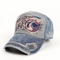 Dettagli dei ricami a forma di squalo e bordi consumati sul berretto da baseball - Regolabile (54-60cm) / Navy Grigio