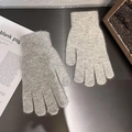 Makro-Detail weicher hellgrauer Strickhandschuhe aus Kaninchenhaarmischung mit Rippbündchen - Einheitsgröße / Hellgrau