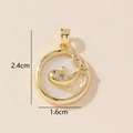 Detailansicht eines 1,6cm goldenen Fisch-Anhängers mit Zirkonia-Inlay und Abmessungen - Goldener Wal-Kreis