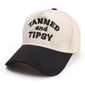Dettaglio del ricamo di lettere e design bicolore beige e nero su un cappello baseball - Regolabile / Crema e nero