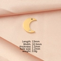Detalles del colgante de luna dorada con diamante sobre fondo de seda suave - Dorado
