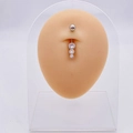 Piercing per ombelico in acciaio argento con tre pietre verticali in zircone cubico - Zircone Verticale Triplo Argento (JE0428T)
