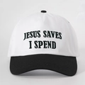 Vue détaillée de la broderie Jesus Saves I Spend sur casquette bicolore en coton - Réglable / Blanc et Noir Épissage