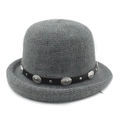 Détail du chapeau en laine grise avec bandeau en cuir et rivets métalliques argentés - M (56-58cm) / Gris