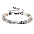 Nahaufnahme der 6mm Moosachat-Perlen am schwarzen geflochtenen verstellbaren Yoga-Armband - Baumachat
