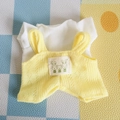 Puppenoutfit mit weißem T-Shirt und gelber Strick-Latzhose für 17cm Plüschfiguren - Passend für 17cm Puppe / Weißes T-Shirt + Latzhosenset / Weiß/Gelb
