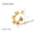 Orecchini a cerchio in acciaio placcati oro 18K con dettagli di perle e trama incisa - Stile Perla a Forma di C Texturizzato (YYE023328) / Oro
