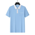 Detail eines hellblauen Poloshirts mit weißem Kontrastkragen und halbem Reißverschluss - Hellblau und Weiß