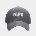 Détail de la broderie PAPA avec motifs de pêche sur casquette en coton lavé gris foncé - Gris