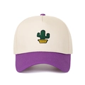 Détail de la broderie cactus sur une casquette trucker rétro beige et violette - Crème/Violet