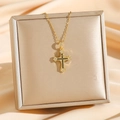 Vergulde kruis ketting met zwarte en witte zirkonia op een luxe sieradendoosje - Gouden Kruis (8003)