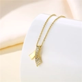 Dettaglio della collana con ciondolo a fiocco dorato e zirconi su supporto in ceramica - Oro