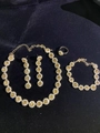 Élégant ensemble de bijoux 4 pièces plaqué or avec pierres jaunes et halo de cristal - Collier+Boucles d'Oreilles+Bracelet+Bague / Ensemble 4 Pièces Or et Pierre Jaune