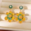Boucles d'oreilles exquises en forme de fleurs en résine jaune et sarcelle dorées - Aiguille Argentée N° 71 - Or - Bleu - Jaune
