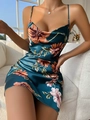 Detalle de vestido de satén con cuello desbocado y textura de seda verde oscuro lisa - S / Margarita Verde