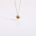 Gros plan du pendentif soleil plaqué or 14K orné de zircons multicolores éclatants - Soleil en Zircon Coloré