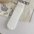 Calcetines de punto blancos con textura calada y puños acanalados de estilo minimalista - Blanco