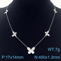 Collar de acero inoxidable plateado con cinco colgantes de mariposa en un maniquí - Collar de Mariposa Color Acero (KN236624-KLX)
