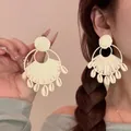 Dettaglio dei grandi orecchini a ventaglio intrecciati stile boho con conchiglie - Stile Conchiglia a Ventaglio Bianco (Perno in Argento)