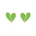Dettaglio di orecchini a cuore in smalto verde con bordo dorato e design diviso - Orecchini a Cuore / Verde