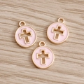 Pendenti a croce rotondi rosa chiaro e oro su fondo in legno per gioielli DIY - Rosa