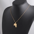 Detalle de un collar con colgante del mapa de África dorado exhibido en un busto negro - Dorado