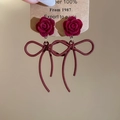 Détail de boucles d'oreilles fleur en velours rouge vintage avec glands à nœud - 27# Nœud Rose Flocage Bourgogne (925 Sterling Silver Earring Post)