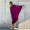 Einarmiges loses Maxikleid mit violetten und roten Streifen für den Strandurlaub - S / Rot & Lila Gestreift