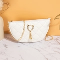 Mini borsa a mezzaluna bianca trapuntata con catena dorata e ciondoli di perle - Motivo a rombi / Bianco