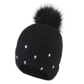 Berretto in maglia nera con cristalli colorati e pompon soffice su sfondo bianco - Regolabile / Nero