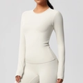 Détail du haut de yoga à manches longues brossé double face blanc crème et legging - Ivoire Clair