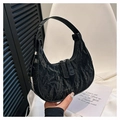 Dettaglio della borsa hobo a mezzaluna nera con una trama plissettata unica e lucida - Opaco Increspato / Nero