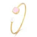 Bracciale rigido a C in acciaio dorato con una pietra rosa quadrata e perla bianca - Rosa + Oro
