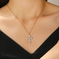 Gouden kruis ketting voor dames met micro-gezette zirkoonstenen op zwarte kleding - Goud (6679)