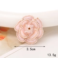 Détail macro de la breloque camélia rose de 3,5 cm avec perle et poids de 13,5 g - Petite Fleur De Perle Rose
