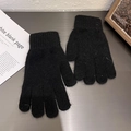 Nahaufnahme schwarzer Plüsch-Strickhandschuhe mit weichem Kaninchenhaarmix und elastischen Bündchen - Einheitsgröße / Schwarz