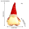 Leuchtender Weihnachtszwerg mit roter Paillettenmütze und 30 cm Höhenmaßangaben - Rot (Leuchtender Paillettenhut)