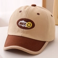Detail van de geborduurde NICE smiley patch op de tweekleurige kinderpet - 52cm (2-5 Jaar) / Khaki
