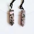 Colgante de columna hexagonal de piedra natural rodonita rosa y negra con cordón tejido - Piedra Natural de Un Solo Color / Rodonita